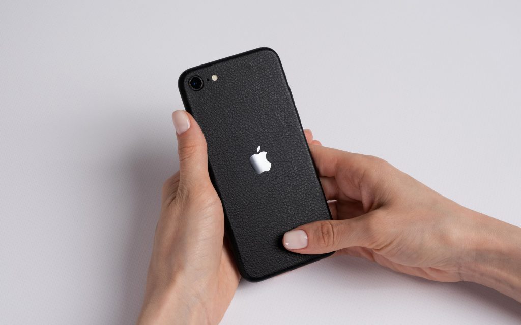 Скин черная кожа на iPhone SE 2022