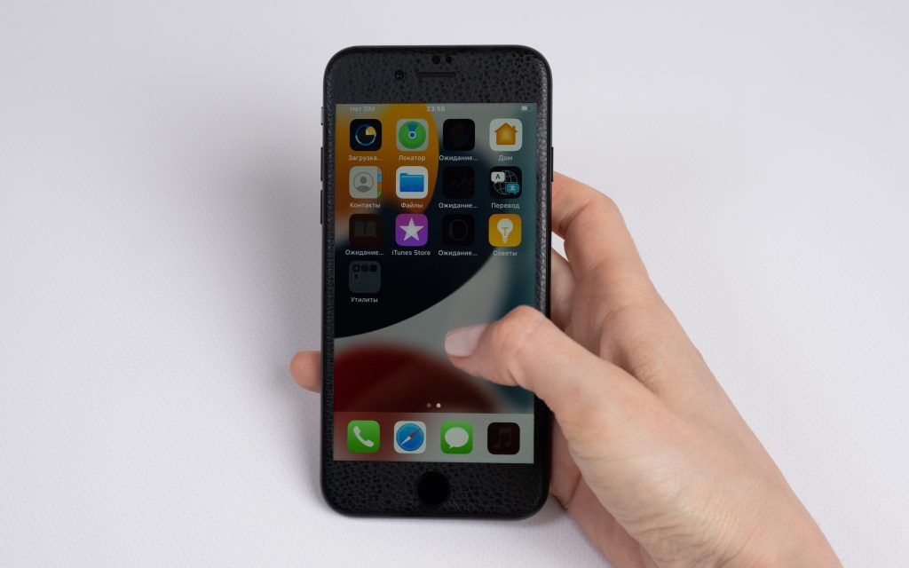 Скин черная кожа передний на iPhone SE 2022 вид сверху