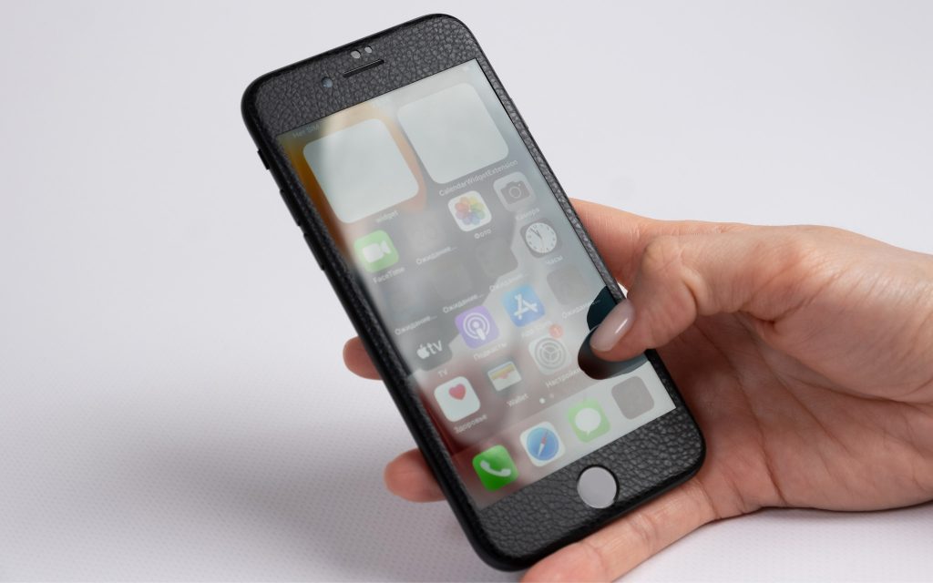 Скин черная кожа передний на iPhone SE 2022