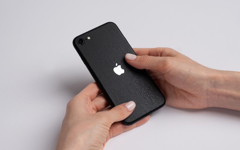 Скин черная кожа полный на iPhone SE 2022