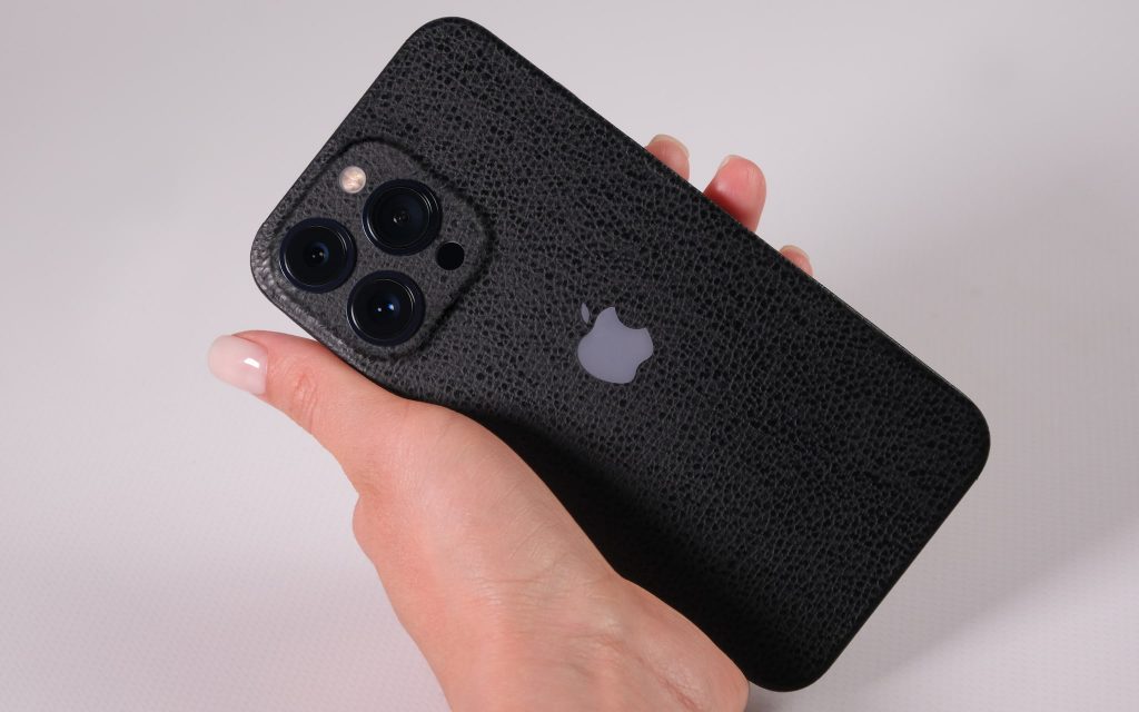 Скин черная кожа на iPhone 13 Pro