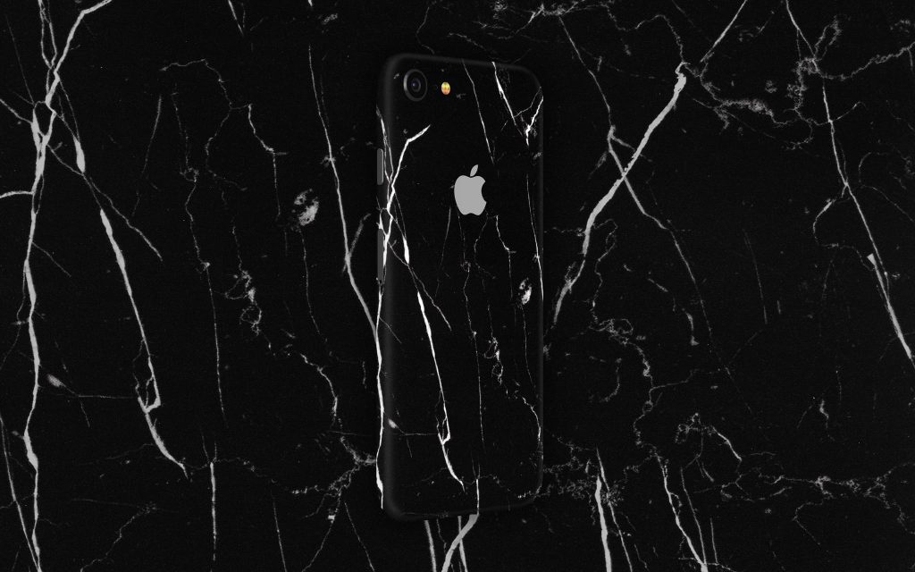 Скин черный мрамор на iPhone SE 2022