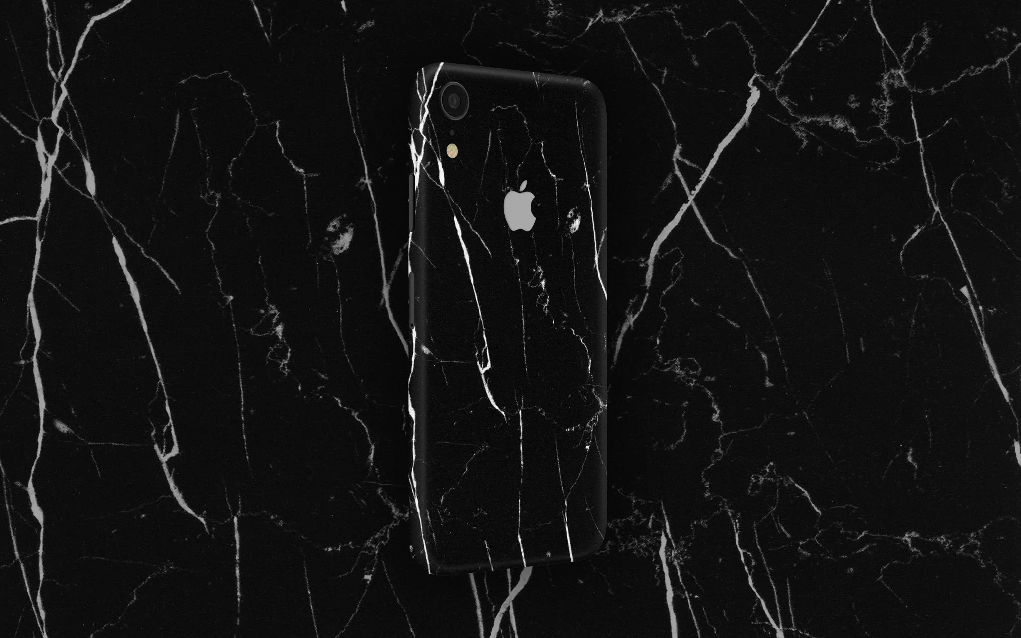 Скин черный мрамор на iPhone 11
