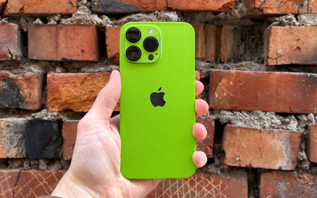 Виниловая пленка зеленый лес на iPhone 13 mini