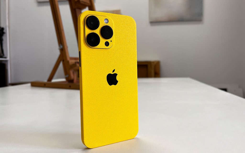 Виниловая пленка желтое солнце на iPhone 13 mini