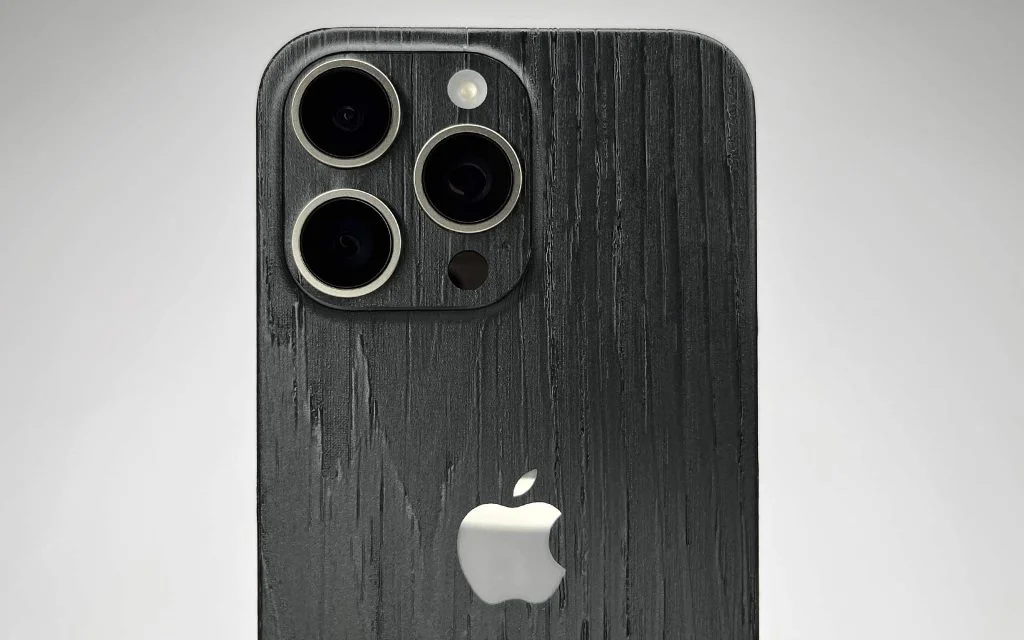 Скин для iPhone 15 Pro Max Черный уголь