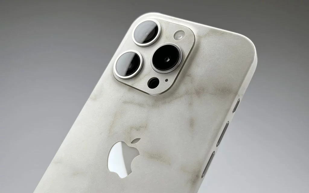 Скин для iPhone 15 Pro Max Белый мрамор