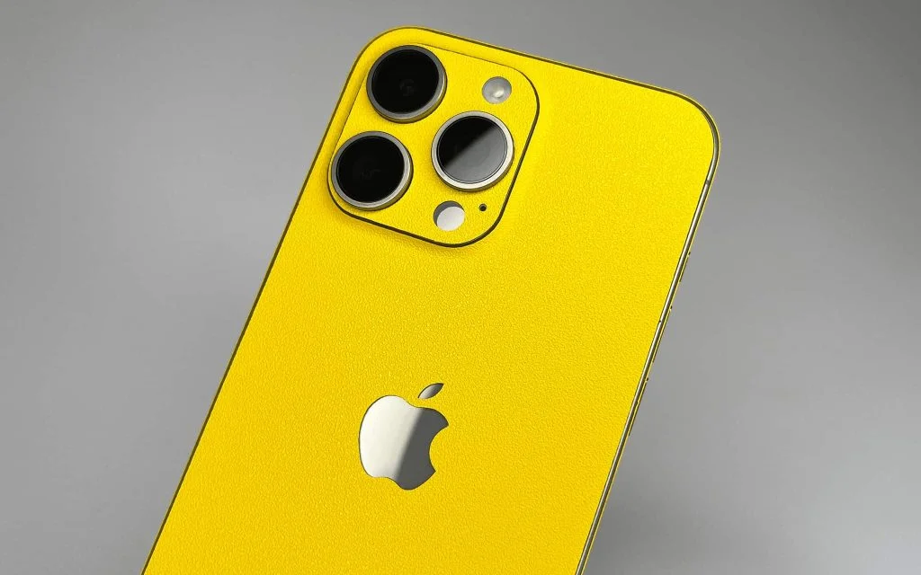 Скин для iPhone 12 mini Желтое солнце