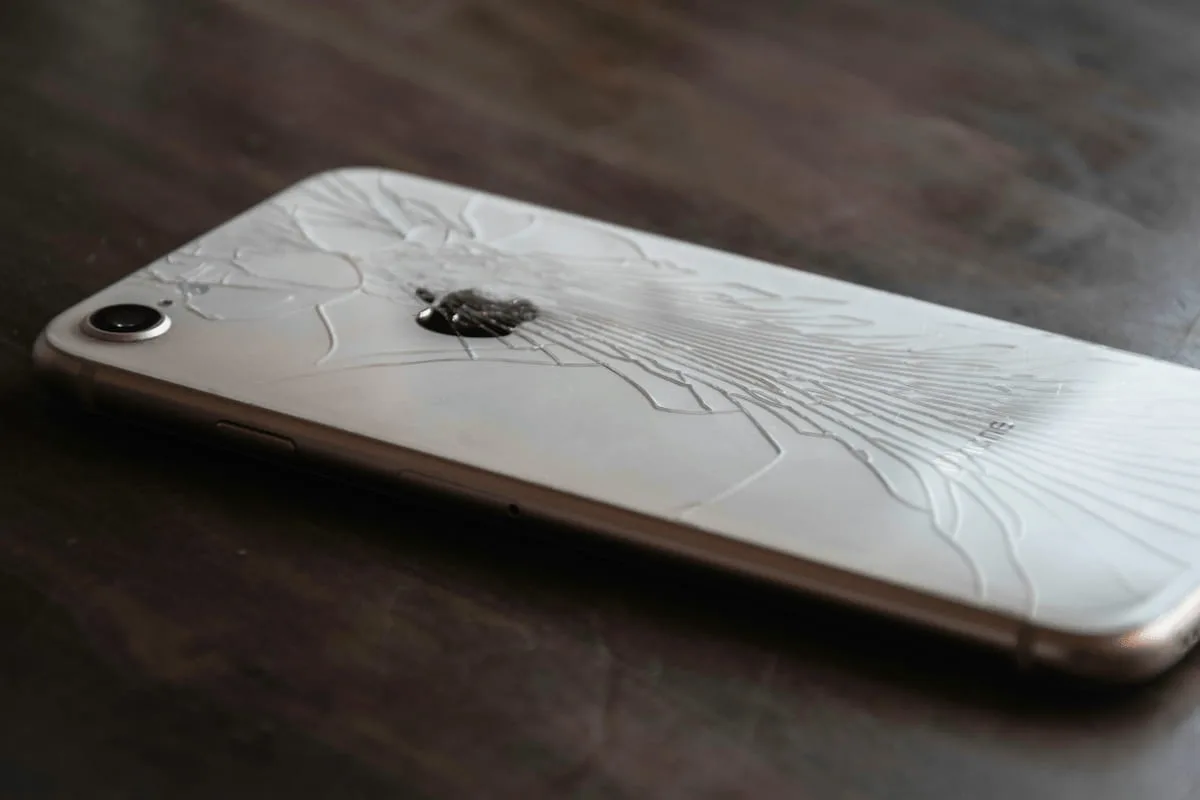 Причины замены заднего стекла на iPhone